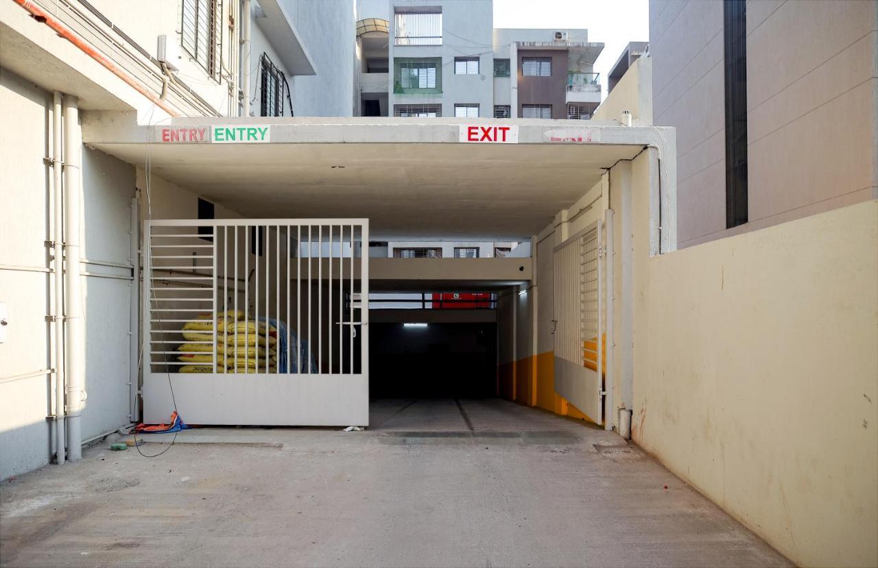 Hotel The Parker Inn By Kbnt Group Surat Exterior foto